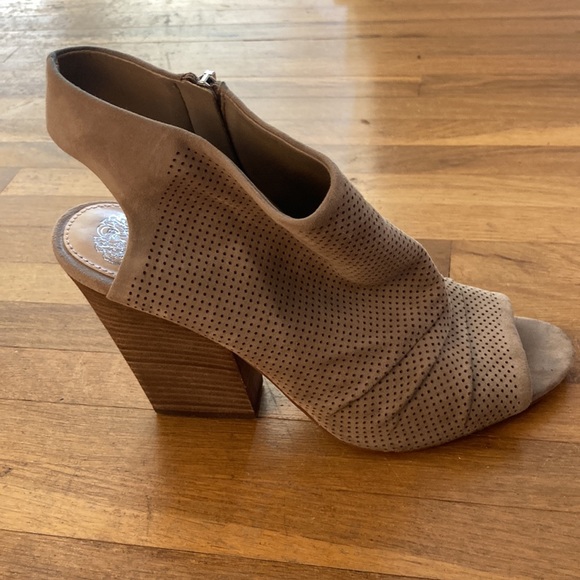 *last chance!!* Vince Camuto | Women’s tan suede side zip wedges - Picture 8 of 16